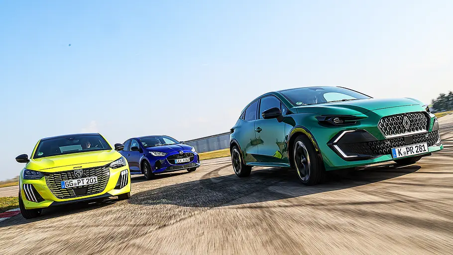 Peugeot 208/Mazda 2/Renault Clio Blick von vorne auf die drei fahrenden Kleinwagen Peugeot 208, Mazda 2 und Renault Clio.