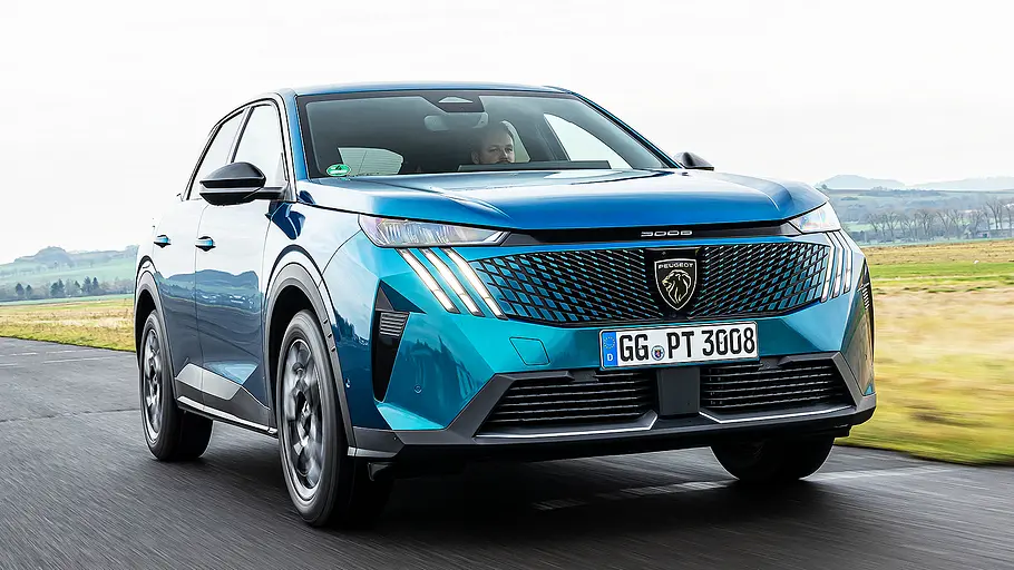 Blick von schräg vorne auf den fahrenden Peugeot 3008.