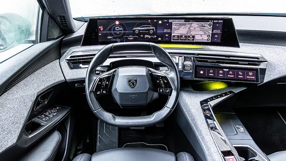 Blick auf die Armaturen im Innenraum des Peugeot 3008.