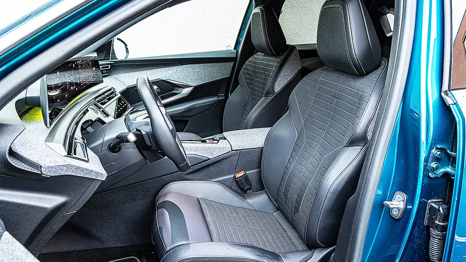 Blick auf die Vordersitze im Innenraum des Peugeot 3008.