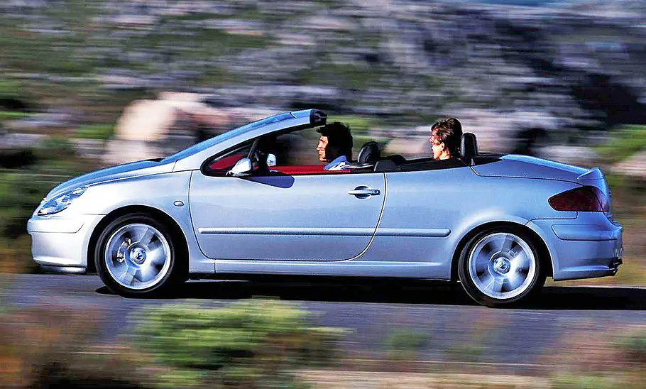 Der fahrende Peugeot 307 CC in der Seitenansicht.
