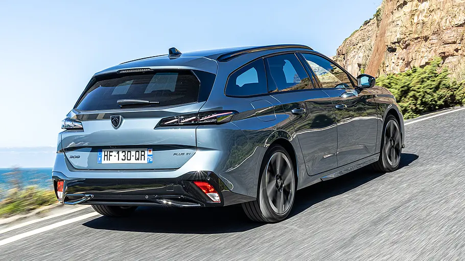 Peugeot 308 Facelift Der Peugeot 308 Facelift fahrend, man sieht das Heck.