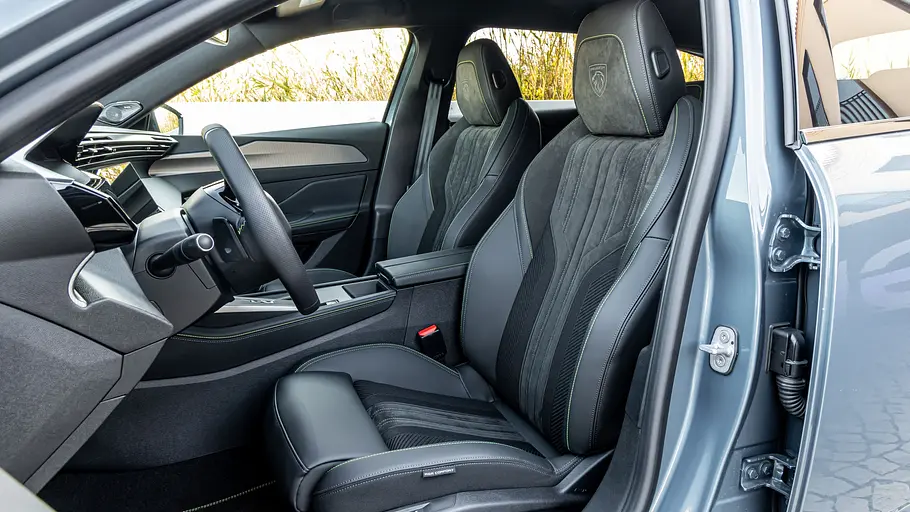 Peugeot 308 Facelift Die Vordersitze des Peugeot 308 Facelift.