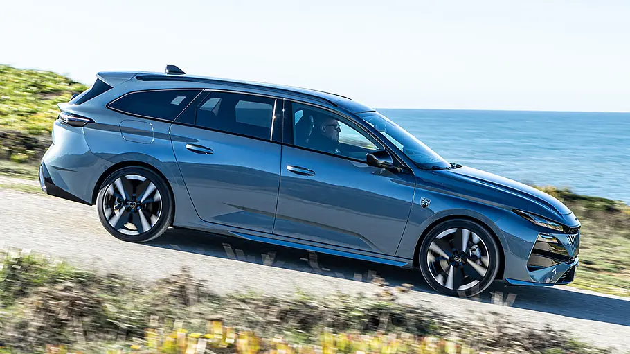 Peugeot 308 Facelift Das Peugeot 308 Facelift fahrend in der Seitenansicht.