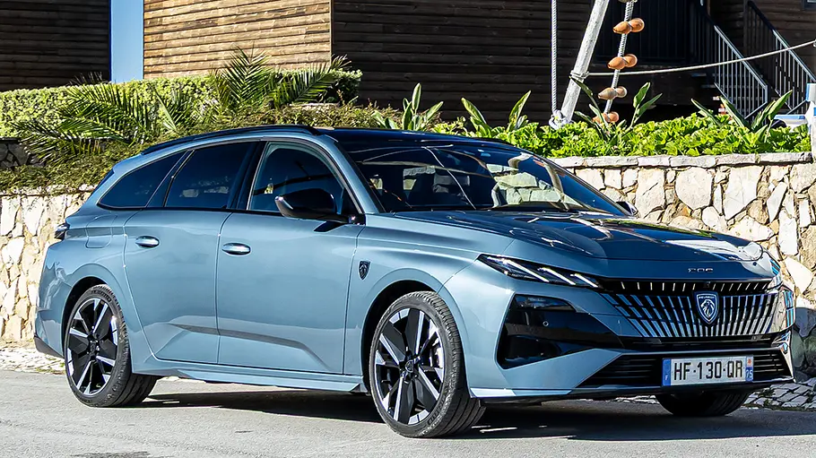 Peugeot 308 Facelift Das Peugeot 308 Facelift stehend in der Ansicht von schräg vorne.