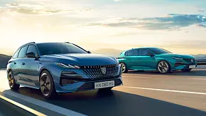 Blick von schräg vorne auf die beiden Modelle Peugeot (E-)308 und (E-)308 SW Facelift (2026), die nebeneinander fahren. - Foto: Peugeot