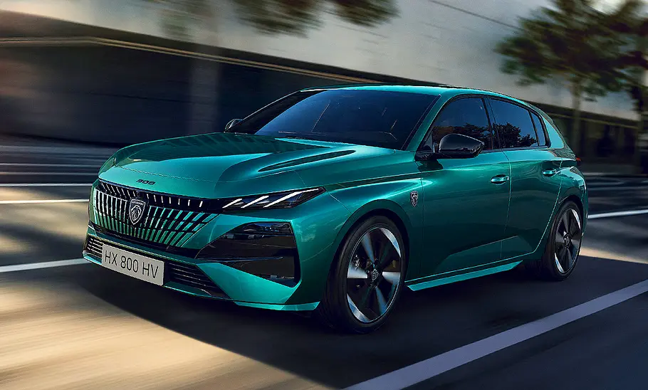 Blick von schräg vorne auf den fahrenden Peugeot (E-)308 Facelift (2026).
