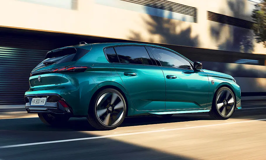 Blick von schräg hinten auf den fahrenden Peugeot (E-)308 Facelift (2026).