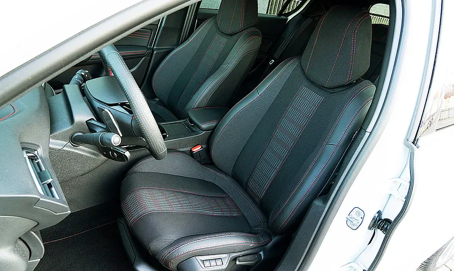 Die Vordersitze im Peugeot 308.