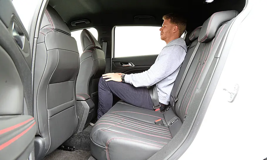 Die Rücksitzbank im Peugeot 308, Person sitzt hinten rechts.