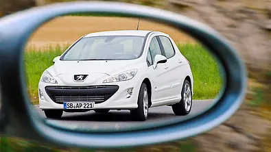 Der Peugeot 308 GTi fahrend von vorne im Rückspiegel fotografiert. - Foto: Jochen Faber