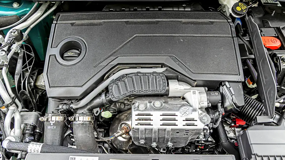 Der Motor des Peugeot 308 mit Plastikabdeckung.