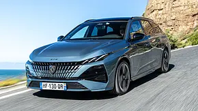 Das Peugeot 308 Facelift fahrend von schräg vorne. - Foto: Frank Ratering