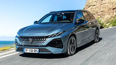 Das Peugeot 308 Facelift fahrend von schräg vorne. - Foto: Frank Ratering