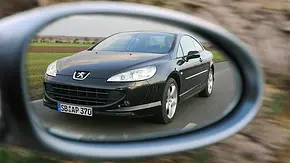 Peugeot 407 Coupé Sport V6 210 (2006) im Rückspiegel - Foto: AUTO ZEITUNG Archiv