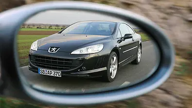 Peugeot 407 Coupé Sport V6 210 (2006) im Rückspiegel - Foto: AUTO ZEITUNG Archiv