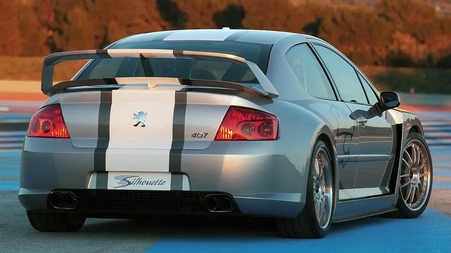 Der Peugeot 407 Silhouette stehend von schräg hinten