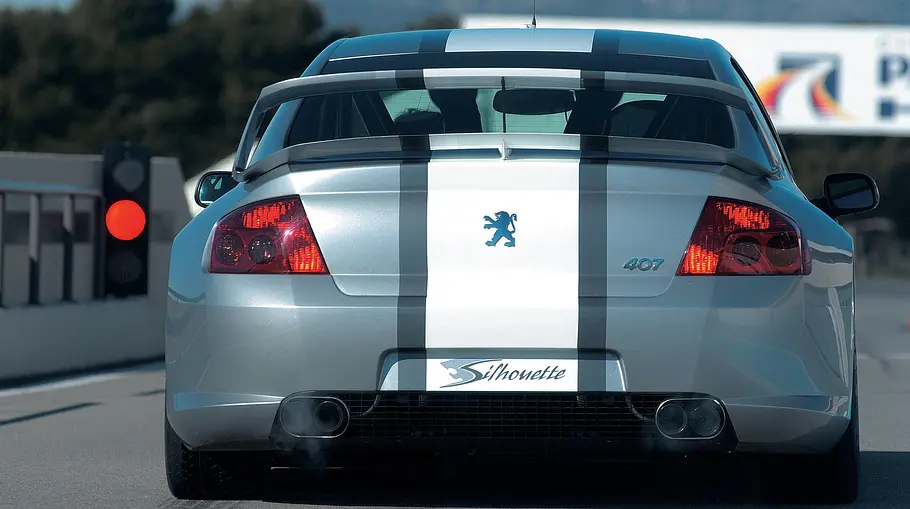 Der Peugeot 407 Silhouette stehend von hinten