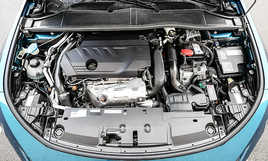 Peugeot 408 1.6 Hybrid 225 e Der Motorraum des Peugeot 408 1.6 Hybrid 225 e.