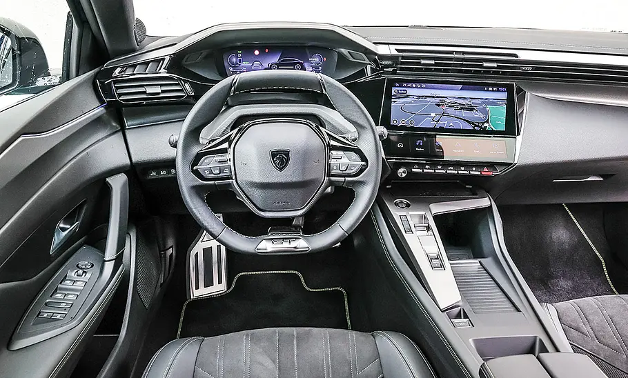Peugeot 408 1.6 Hybrid 225 e Das Cockpit des Peugeot 408 1.6 Hybrid 225 e.