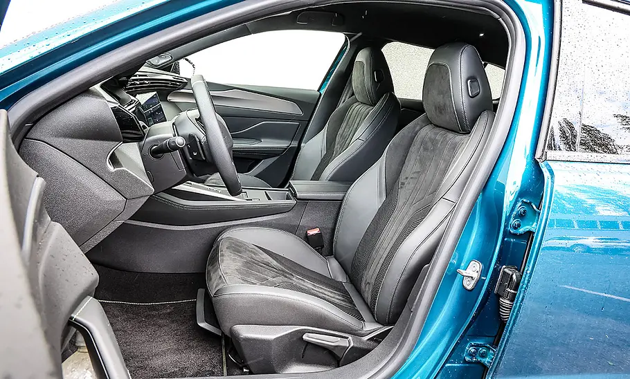 Peugeot 408 1.6 Hybrid 225 e Die Vordersitze des Peugeot 408 1.6 Hybrid 225 e.