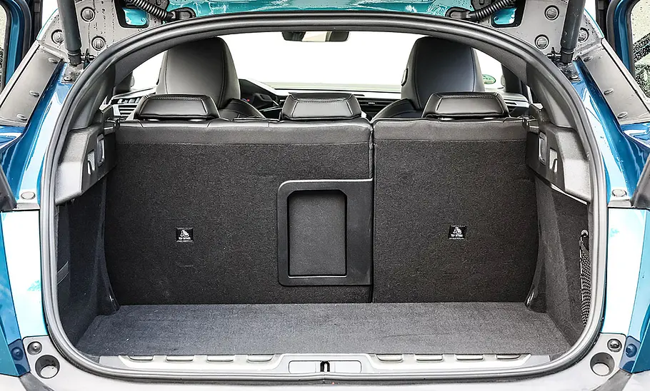 Peugeot 408 1.6 Hybrid 225 e Der Kofferraum des Peugeot 408 1.6 Hybrid 225 e.