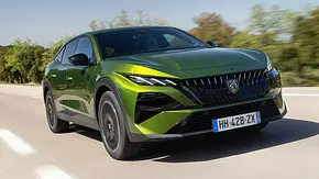 Blick von schräg vorne auf das fahrende Peugeot 408 Facelift (2026). - Foto: Peugeot