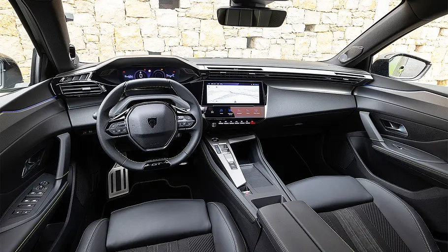 Peugeot 408 Facelift (2026) Blick auf die Armaturen im Innenraum des Peugeot 408 Facelift (2026).