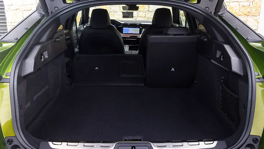 Peugeot 408 Facelift (2026) Blick in den Kofferraum vom Peugeot 408 Facelift (2026).