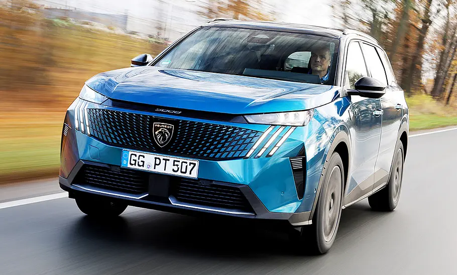Peugeot 5008 Hybrid (2024) Der Peugeot 5008 Hybrid (2024) fahrend von schräg vorne fotografiert.