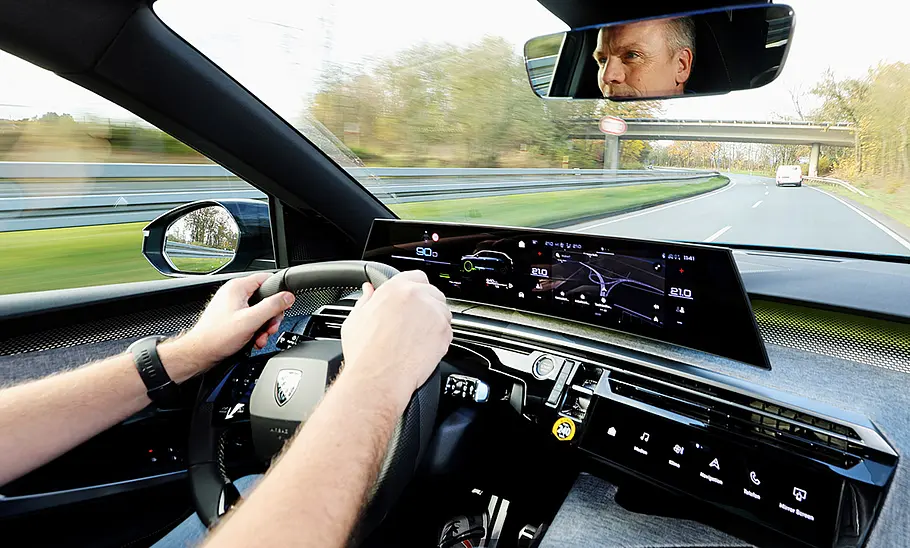 Peugeot 5008 Hybrid (2024) Das Cockpit des Peugeot 5008 Hybrid (2024).