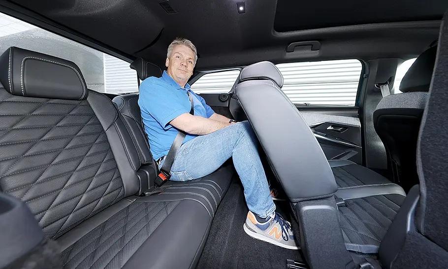 Peugeot 5008 Hybrid (2024) Redakteur Martin Urbanke sitzt in der dritten Sitzreihe des Peugeot 5008 Hybrid (2024).