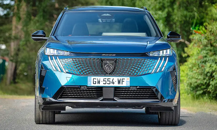 Peugeot 5008 Hybrid (2024) Der Peugeot 5008 Hybrid (2024) stehend von vorne fotografiert.