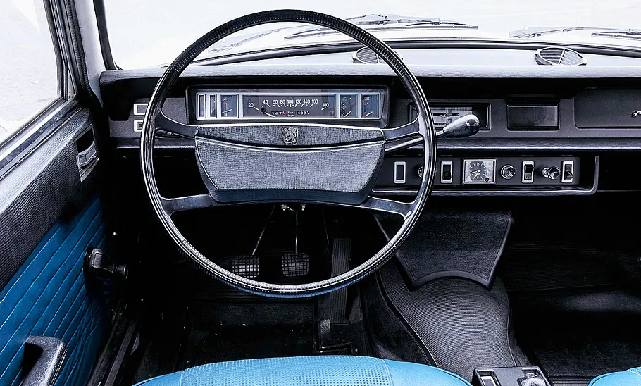 Das Cockpit des Peugeot 504 Commerciale