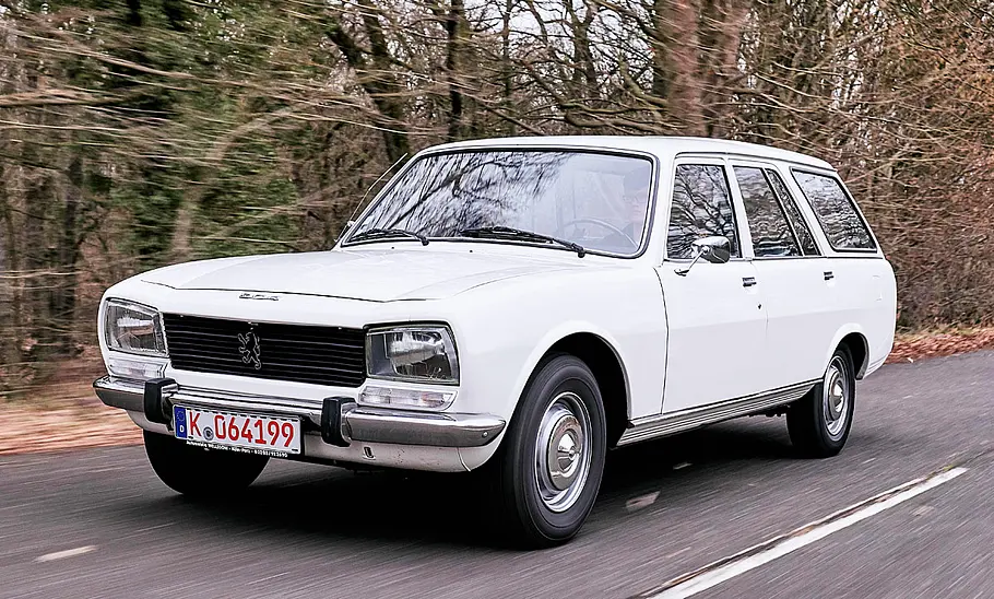 Der Peugeot 504 Commerciale fahrend von schräg vorne