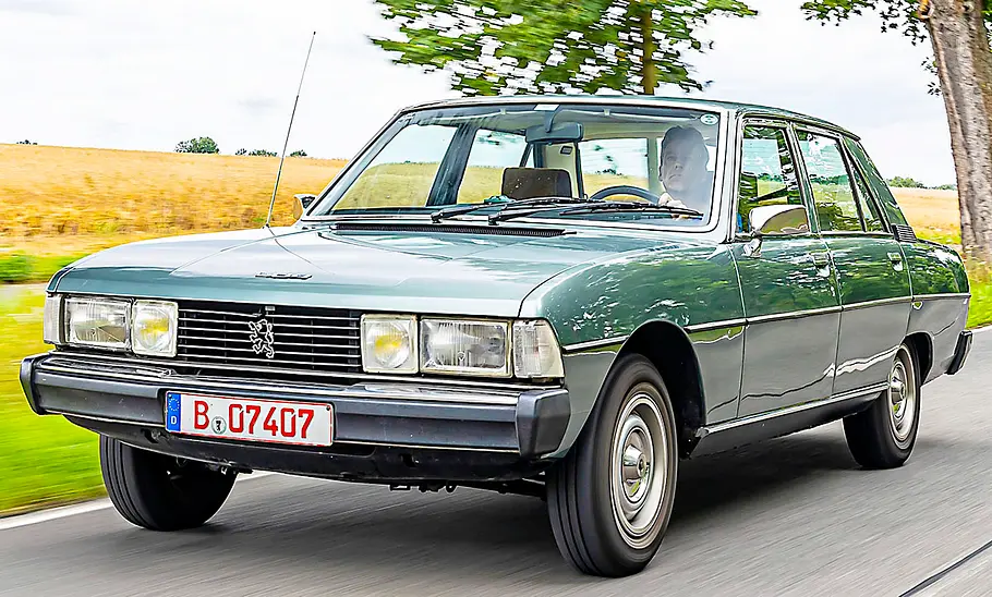 Peugeot 604 SL Der Peugeot 604 SL fahrend von vorne auf einer Straße.