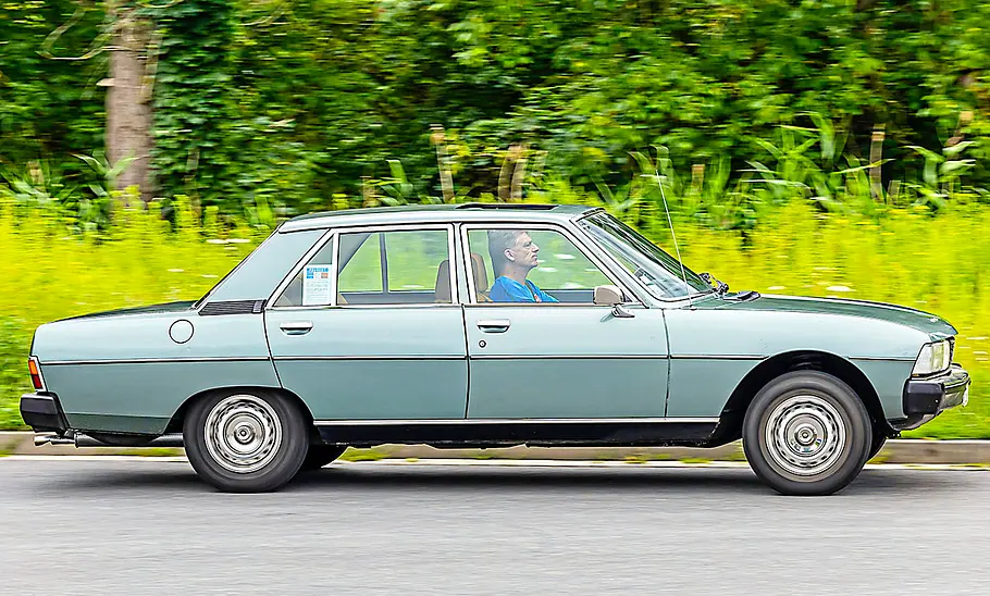 Peugeot 604 SL Der Peugeot 604 SL fahrend in der Seitenansicht.