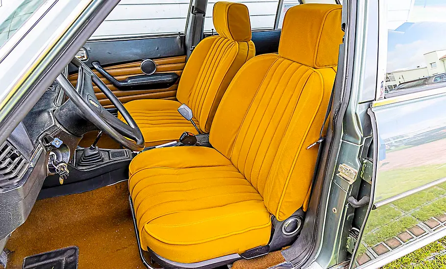 Der Fahrer- und Beifahrersitz des Peugeot 604 SL.