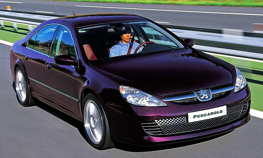 Peugeot 607 Pescarolo Der Peugeot 607 Pescarolo fahrend von schräg vorne fotografiert.