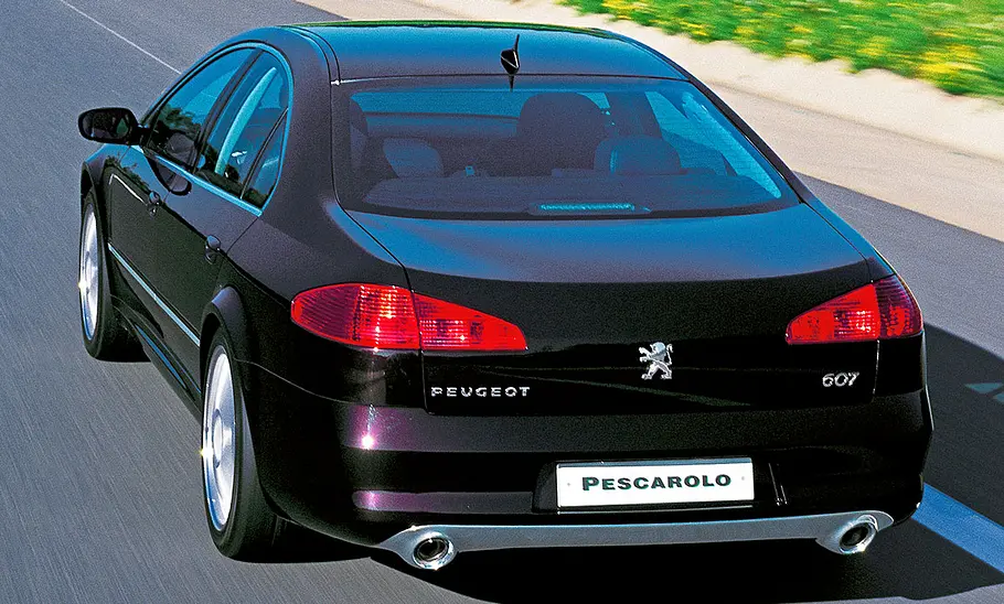 Peugeot 607 Pescarolo Der Peugeot 607 Pescarolo fahrend von schräg hinten fotografiert.