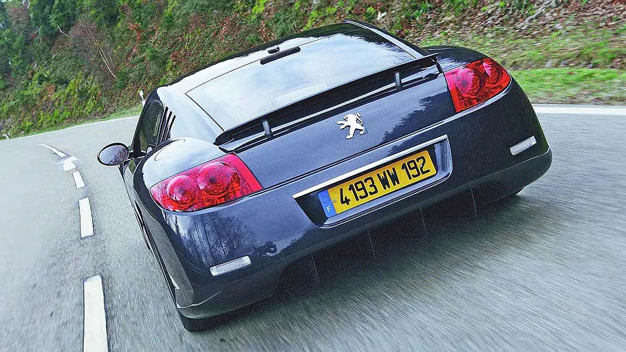 Der Peugeot 907 fahrend von hinten.