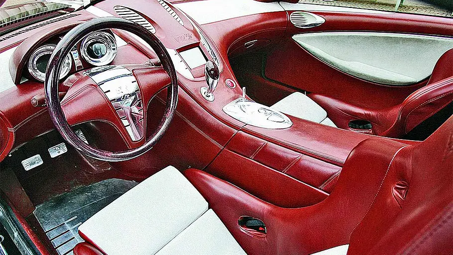 Blick auf das Cockpit des Peugeot 907.