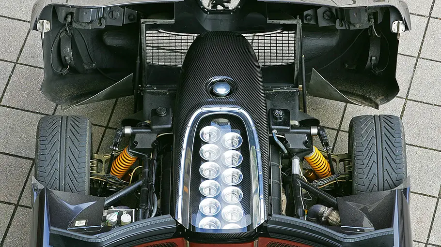 Blick von oben auf den Motor des Peugeot 907.