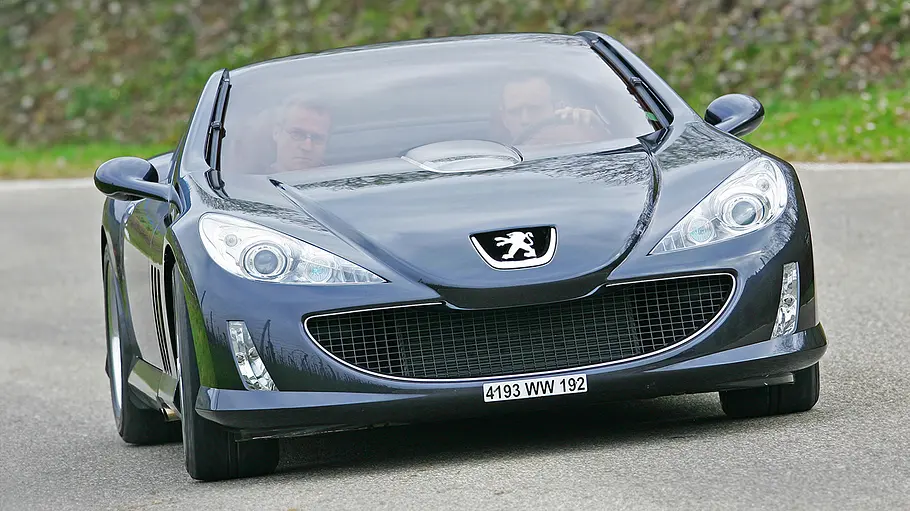 Der Peugeot 907 fahrend von vorne.
