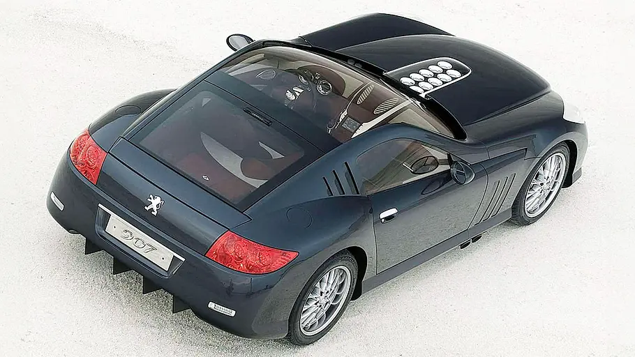 Der Peugeot 907 statisch von schräg hinten rechts.