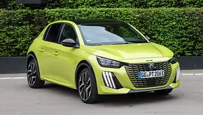 Peugeot e-208 statisch von schräg vorne fotografiert.  - Foto: Daniela Loof