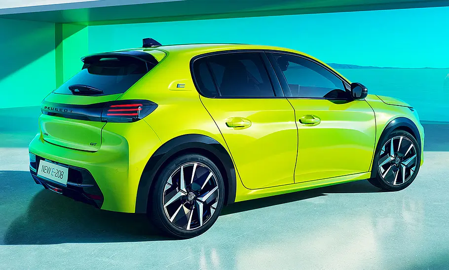 Das Peugeot E-208 Facelift (2023) statisch von schräg hinten.