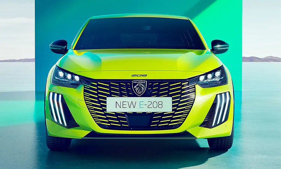 Das Peugeot E-208 Facelift (2023) statisch von vorne.