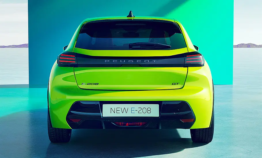 Das Peugeot E-208 Facelift (2023) statisch von hinten.