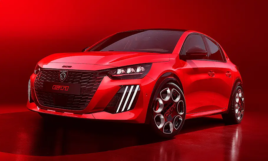 Blick von schräg vorne auf den Peugeot E-208 GTi in rotem Licht.